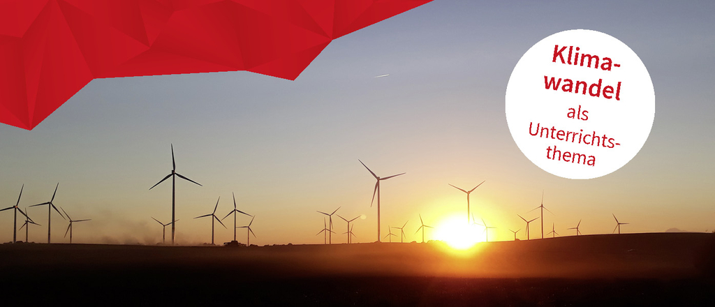 Das Bild zeigt eine Landschaft mit zahlreichen Windkraftanlagen vor einem Sonnenuntergang. Der Text hebt das Thema "Klimawandel" hervor und lädt dazu ein, es im Unterricht zu behandeln.