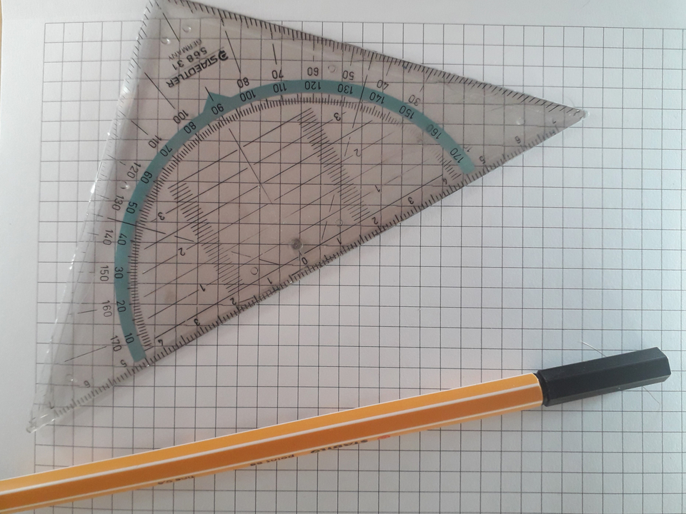 Das Bild zeigt ein Geodreieck und einen orangefarbenen Stift, die auf einem karierten Blatt Papier liegen. Diese Materialien sind typischerweise f&uuml;r mathematische oder geometrische &Uuml;bungen im Bildungsbereich geeignet.