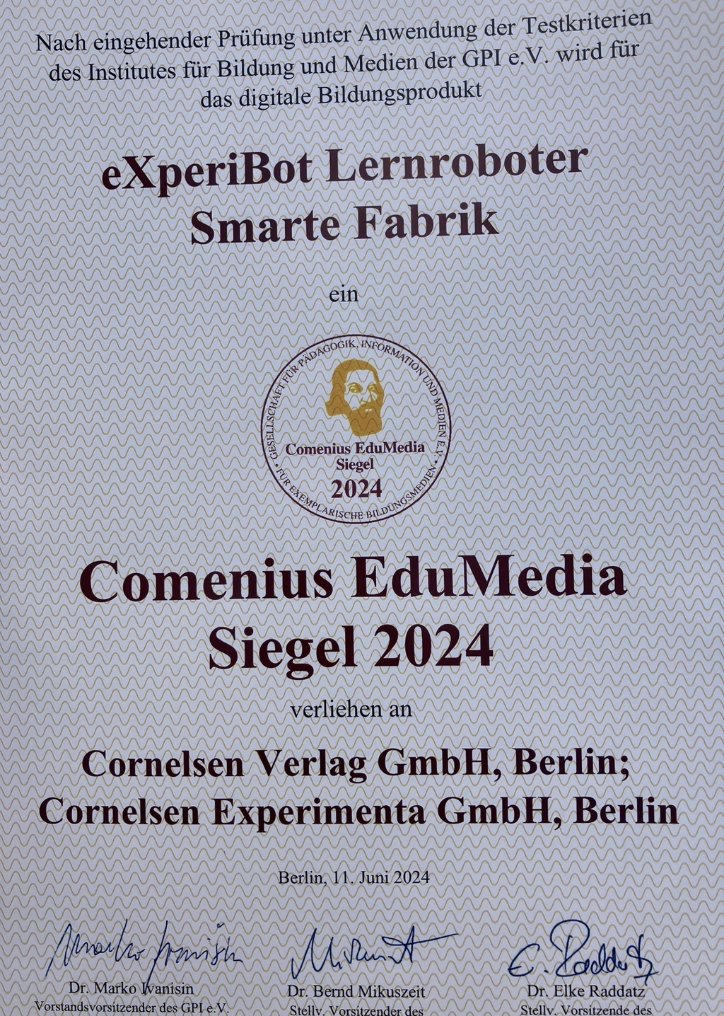 Urkunde Comenius Siegel eXperiBot 2024 / Foto einer Urkunde, die die Verleihung des Comenuis Edu Media Siegels 2024 an den eXperiBot Lernroboter Smarte Fabrik dokumentiert. Verliehen an Cornelsen Verlag GmbH und Cornelsen Experimenta GmbH, Berlin