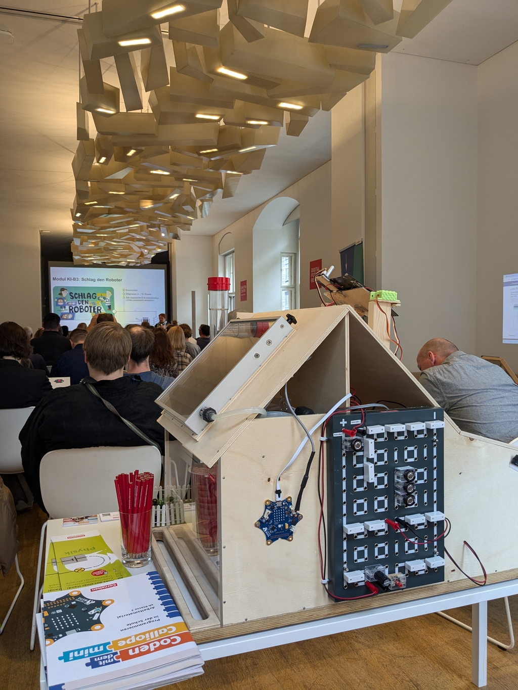 Im vorderen Teil ist die R&uuml;ckseite des Energiewandelhauses zu sehen, im Hintergrund die Teilnehmer des Calliope Tages.