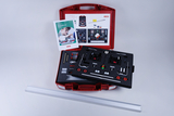 Das Bild zeigt ein Experimentierkit mit verschiedenen Bauteilen zur Durchführung von physikalischen Experimenten zum Thema Dynamik. Im Koffer sind unter anderem verschiedene Schienen, Halterungen und ein Anleitungshandbuch enthalten.