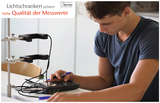 Das Bild zeigt einen Schüler, der mit einem Messgerät arbeitet, das an Lichtschranken angeschlossen ist. Diese Geräte dienen dazu, die Qualität der Messwerte in Experimenten zu sichern.