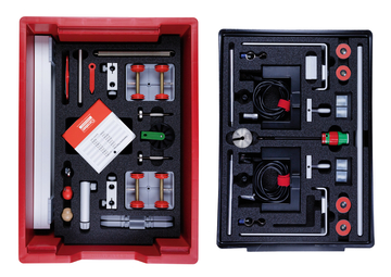 Das Bild zeigt zwei Experimentierkästen, die in roten und schwarzen Schaumstoffeinlagen organisiert sind. Die Kästen enthalten verschiedene physikalische Experimentiermaterialien, darunter Ränchen, Gewichte und elektrisches Zubehör, die für Schulzwecke ge