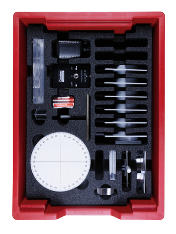 Das Bild zeigt ein Experimentierkit, das in einer roten Kunststoffbox auf einem schaumstoffgepolsterten Einschnitt angeordnet ist. Es enthält verschiedene Messinstrumente und Komponenten, darunter einen Laser, optische Linsen, Drehungen und eine Batterie,