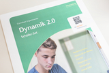 Das Bild zeigt das Cover eines Schüler-Sets namens "Dynamik 2.0" von Cornelsen Experimenta, das sich mit Experimenten zur Physik beschäftigt. Auf dem Cover sind Themen wie Newtonsche Axiome und verschiedene Experimente aufgeführt, unterstützt durch einen 