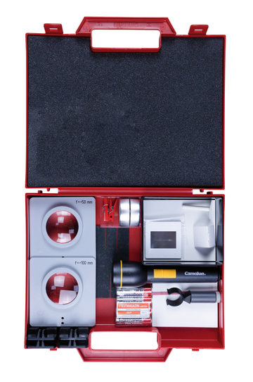 Das Bild zeigt eine rote Werkzeugkiste, die verschiedene Experimentierutensilien enthält. Darunter sind Linsen mit unterschiedlichen Brennweiten, eine Taschenlampe, Batterien und andere Materialien für wissenschaftliche Experimente.
