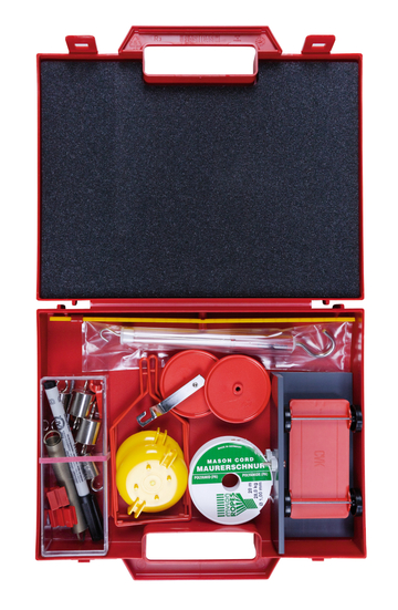 Das Bild zeigt eine rote Werkzeugkiste, die verschiedene Materialien für Experimente enthält. Darunter sind Gegenstände wie Schnüre, Messinstrumente, und kleine Komponenten, die für praktische Bildungsprojekte im Bereich der Naturwissenschaften genutzt we