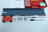 Das Bild zeigt eine Anordnung von Experimentiermaterialien, darunter eine graue Schiene, ein rotes Fahrzeug, verschiedene Haken und Gewichte sowie ein Lehrbuch mit Anweisungen. Diese Materialien sind für Experimente im Bildungsbereich konzipiert, um physi