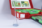 Das Bild zeigt ein Experimentiergerät in Form eines Trichters mit Schlauch, das in einem roten Koffer für biologische Arbeitsgeräte platziert ist. Der Koffer enthält verschiedene Laborutensilien, die für Experimente im Bildungsbereich verwendet werden kön