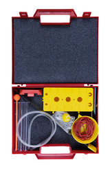 Das Bild zeigt eine rote Werkzeugkiste, die mit verschiedenen Experimentiermaterialien gefüllt ist. Darin befinden sich unter anderem transparente Röhren, Gummibänder, ein gelbes Kunststoffelement mit Löchern und weitere Utensilien für Experimentierzwecke