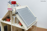 Das Bild zeigt ein Modell zur Demonstration von Experimenten im Bildungsbereich, das mehrere Komponenten wie einen Wassertank und ein Solarpanel enthält. Es ist so gestaltet, dass es Schülern ermöglicht, physikalische und chemische Konzepte anschaulich zu