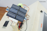 Das Bild zeigt ein Experimentiermodul mit Solarzellen, das zur Erforschung erneuerbarer Energien im Bildungsbereich verwendet wird. Es sind mehrere elektronische Komponenten und Verbindungen zu sehen, die zur Stromerzeugung und -messung dienen.