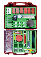 Das Bild zeigt einen roten Koffer, gefüllt mit verschiedenen Experimentiermaterialien wie Reagenzgläsern, Pipetten, Messgeräten und Werkzeugen, die für naturwissenschaftliche Experimente im Bildungswesen verwendet werden. Die Materialien sind ordentlich i