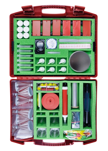 Das Bild zeigt einen roten Koffer, gefüllt mit verschiedenen Experimentiermaterialien wie Reagenzgläsern, Pipetten, Messgeräten und Werkzeugen, die für naturwissenschaftliche Experimente im Bildungswesen verwendet werden. Die Materialien sind ordentlich i