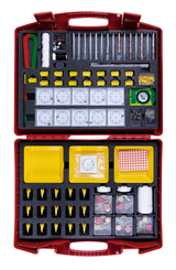 Das Bild zeigt einen roten Koffer, der mit verschiedenen Experimentiermaterialien ausgestattet ist, darunter Reagenzgläser, geometrische Platten, Magneten und Werkzeuge. Die Anordnung in Schaumstofffächern sorgt für Übersichtlichkeit und erleichtert den Z