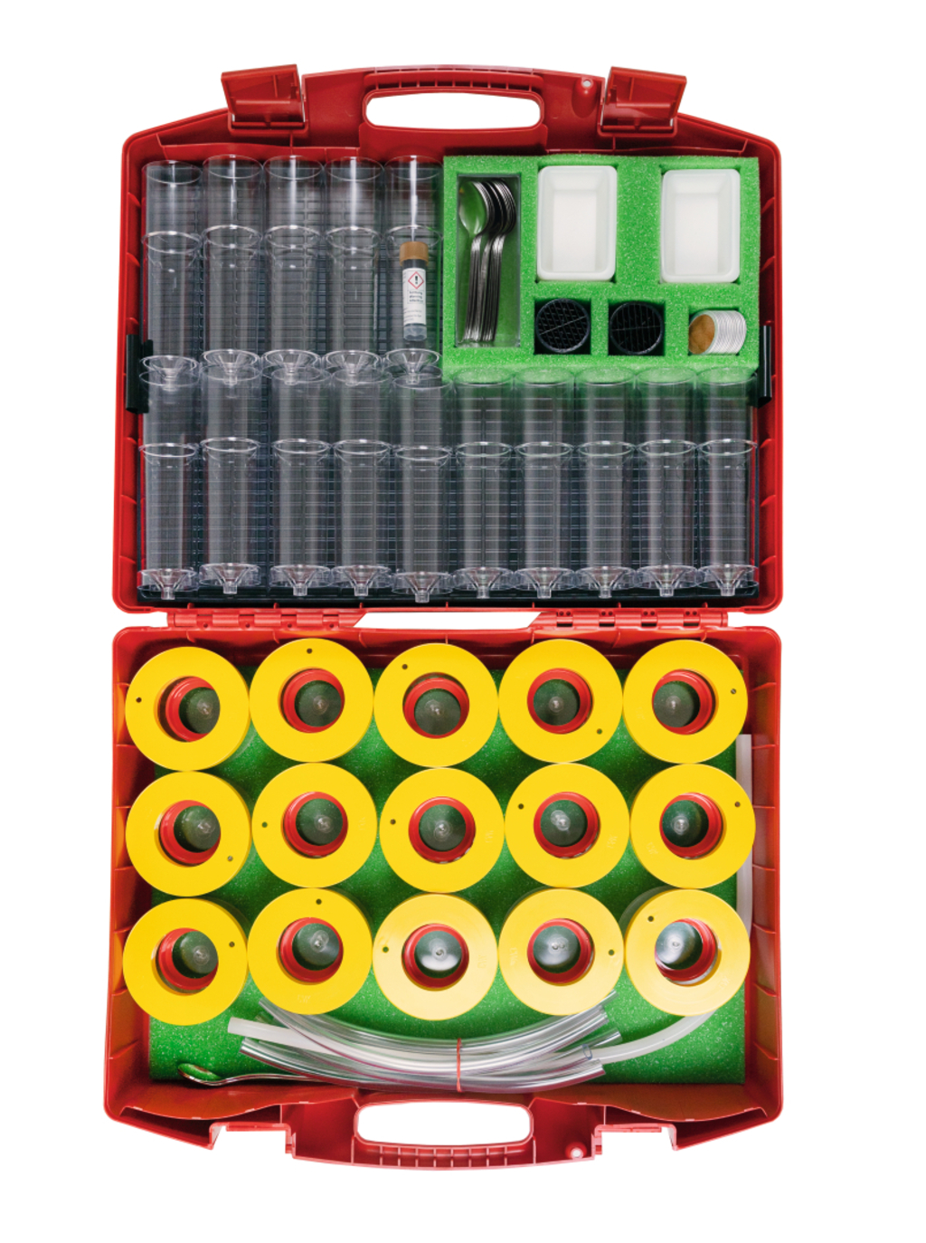 Das Bild zeigt eine rote Aufbewahrungsbox, die verschiedene Experimentiermaterialien enthält. Oben befinden sich viele durchsichtige Becher, Löffel und eine Chemikalienflasche, während der untere Teil mit gelben und roten Geräten sowie Schläuchen ausgesta