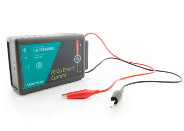 Das Bild zeigt ein Gerät namens "Go Direct Current" von Vernier, das für die Messung von Gleichstrom in Experimenten verwendet wird. Es verfügt über zwei Anschlussklemmen (rot und schwarz) und eine Anzeige, die den gemessenen Strom in Ampere anzeigt.