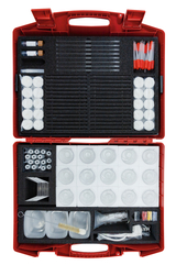 Das Bild zeigt einen roten Koffer, der mit verschiedenen Experimentiermaterialien ausgestattet ist, darunter Reagenzgläser, Pipetten, Behälter und andere Laborutensilien. Die sorgfältige Anordnung und das schaumstoffgeschützte Innenleben deuten auf eine d