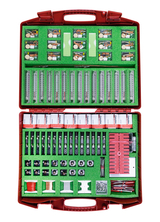 Das Bild zeigt ein umfassendes Experimentierkit, das in einem roten Koffer verpackt ist. Es enthält diverse Komponenten wie Schienen, Batterien, Drähte und mechanische Teile, die für verschiedene Experimente im Bildungsbereich verwendet werden können.