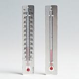 Das Bild zeigt zwei Thermometer, die zur Messung von Temperaturen verwendet werden. Eines ist ein klassisches Flüssigkeitsthermometer mit einer Skala von 0 bis 100 °C, das andere hat eine ähnliche Form, jedoch mit unterschiedlichen Messmethoden.
