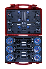 Das Bild zeigt einen roten Koffer, der mit verschiedenen Experimentiermaterialien für den Bildungsbereich ausgestattet ist. Die Anordnung umfasst Messgeräte, Behälter und Zubehörteile, die für physikalische oder chemische Experimente verwendet werden könn