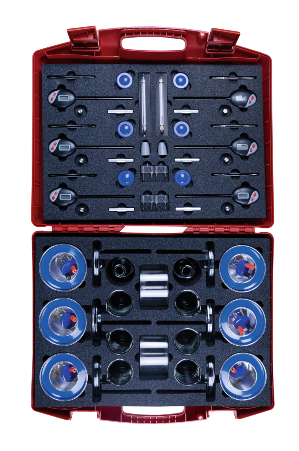 Das Bild zeigt einen roten Koffer, der mit verschiedenen Experimentiermaterialien für den Bildungsbereich ausgestattet ist. Die Anordnung umfasst Messgeräte, Behälter und Zubehörteile, die für physikalische oder chemische Experimente verwendet werden könn