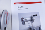 Das Bild zeigt ein Produkt namens DynaMot von Cornelsen Experimenta, das offenbar für experimentelle Zwecke im Bildungsbereich verwendet wird. Daneben steht die Bestellnummer 54850, die auf eine spezifische Produktidentifikation hinweist.