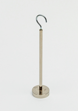 Das Bild zeigt einen stabilen Standfuß mit einem vertikalen Stab, der an der Spitze einen gebogenen Haken hat. Dieses Gerät wird häufig im Experimentier- und Bildungsbereich eingesetzt, um verschiedene Materialien oder Objekte zu halten oder zu befestigen