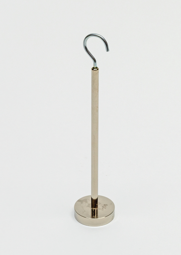 Das Bild zeigt einen stabilen Standfuß mit einem vertikalen Stab, der an der Spitze einen gebogenen Haken hat. Dieses Gerät wird häufig im Experimentier- und Bildungsbereich eingesetzt, um verschiedene Materialien oder Objekte zu halten oder zu befestigen