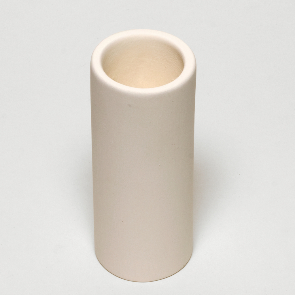 Das Bild zeigt einen zylindrischen, weißen Behälter aus Keramik oder Steinzeug, mit einer offenen Oberseite. Er wird vermutlich für Experimente und Bildungszwecke im deutschen Bildungswesen verwendet.