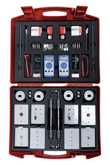 Das Bild zeigt einen Koffer mit Experimentiermaterialien, der verschiedene Messgeräte, elektronische Komponenten und Zubehörteile enthält. Der Koffer ist übersichtlich mit Schaumstoff eingelegt, um die Teile sicher und geordnet zu halten.