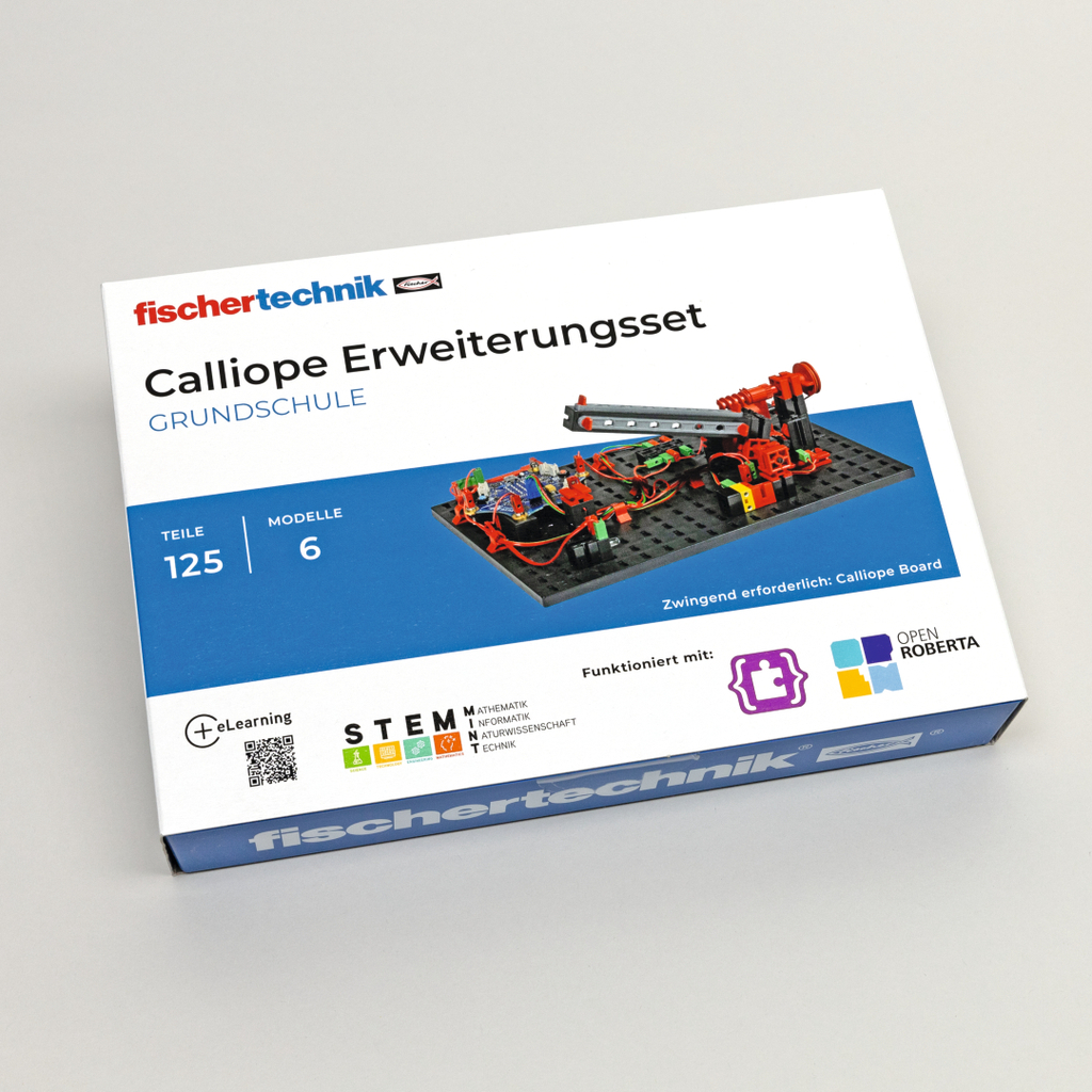 Das Bild zeigt eine Verpackung des Calliope Erweiterungssets für die Grundschule von fischertechnik. Das Set umfasst 125 Teile und ermöglicht das Experimentieren mit verschiedenen Modellen, wobei es mit dem Calliope Board und Open Roberta kompatibel ist.