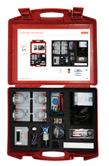 Das Bild zeigt einen roten Kasten, der ein Experimentierset zur Photovoltaik enthält. In dem Set sind verschiedene Bauteile wie Solarzellen, Messgeräte, Kabel und weitere Zubehörteile angeordnet, die für praktische Experimente im Bildungsbereich verwendet