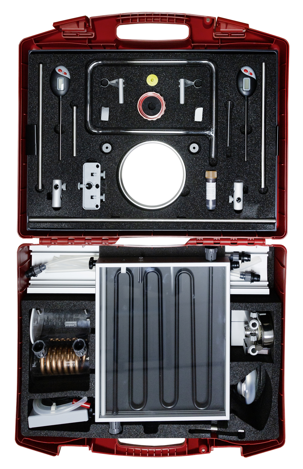 Das Bild zeigt einen offenen roten Koffer, der verschiedene wissenschaftliche Experimentierwerkzeuge und -geräte enthält. Dazu gehören Rohre, Messgeräte, Ventile und ein Solarabsorber, die für Bildungszwecke im naturwissenschaftlichen Unterricht verwendet