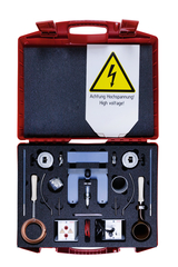 Das Bild zeigt eine rote Transportbox, die mit verschiedenen Experimentiermaterialien für den Elektrowissenschaftsunterricht gefüllt ist. Darunter befinden sich mehrere Geräte und Zubehörteile, die für Experimente mit Hochspannung verwendet werden können, sowie ein Warnhinweis.