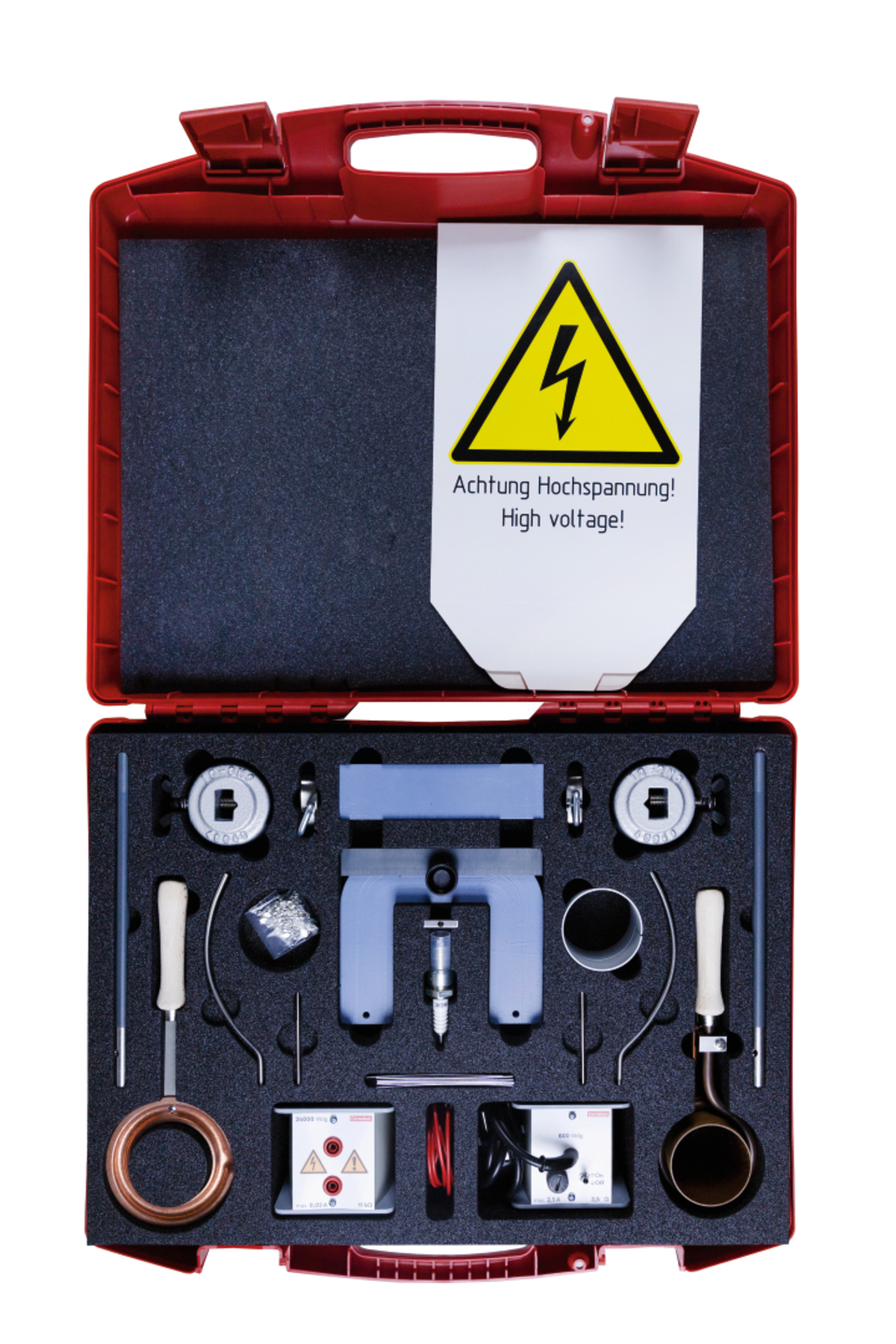 Das Bild zeigt eine rote Transportbox, die mit verschiedenen Experimentiermaterialien für den Elektrowissenschaftsunterricht gefüllt ist. Darunter befinden sich mehrere Geräte und Zubehörteile, die für Experimente mit Hochspannung verwendet werden können, sowie ein Warnhinweis.