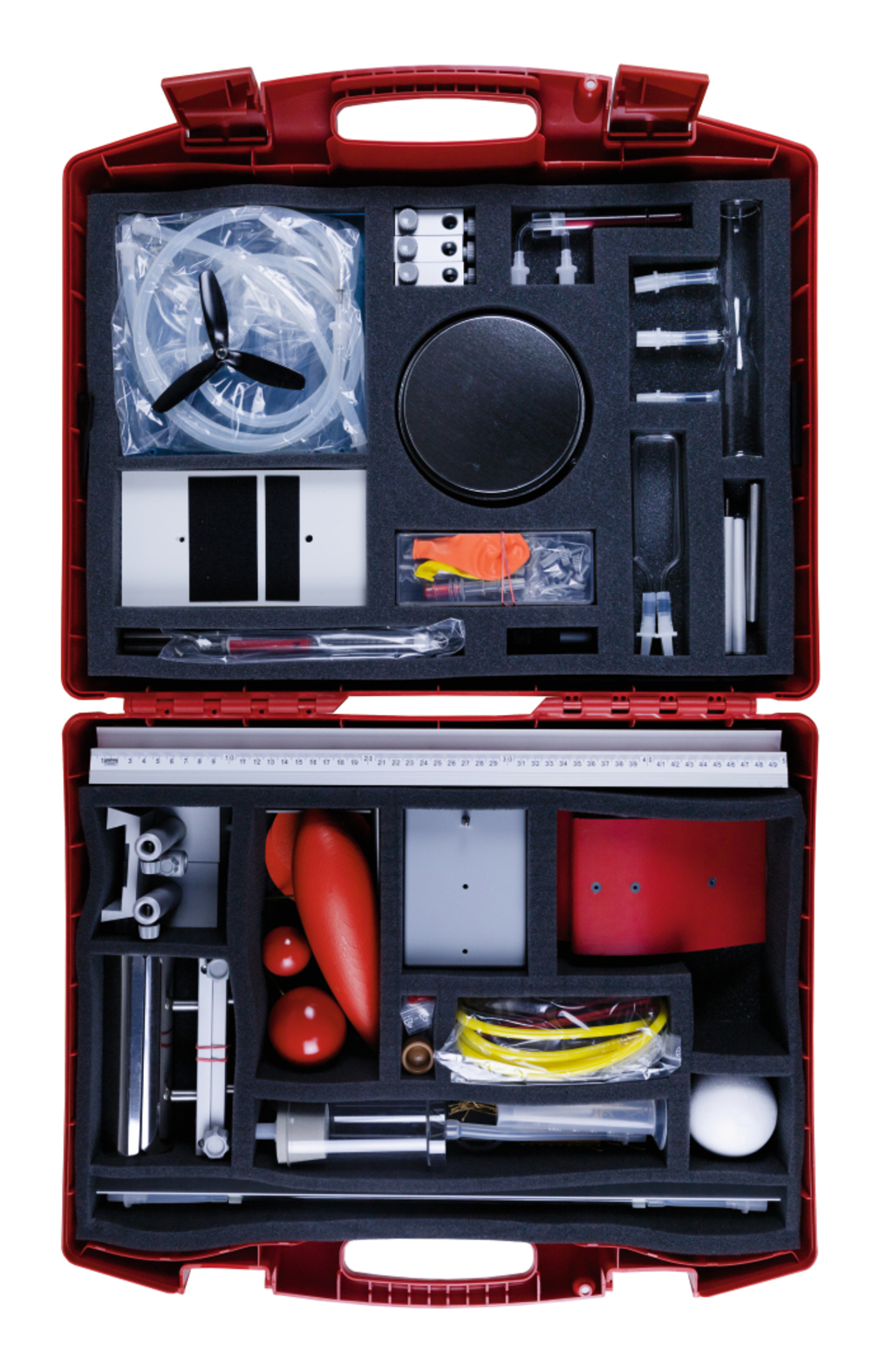 Das Bild zeigt einen roten Koffer, der mit verschiedenen Experimentiermaterialien für den Bildungsbereich gefüllt ist. Die Materialien umfassen unter anderem Messgeräte, Modelle und experimentelle Utensilien, die für naturwissenschaftliche Lehrzwecke geeignet sind.