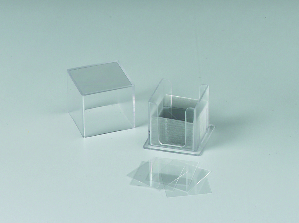 Das Bild zeigt einen transparenten Behälter mit mehreren Glasscheiben und einem weiteren, transparenten Deckel. Die Scheiben sind in dem Behälter gestapelt und eignen sich für experimentelle Zwecke im Bildungsbereich.