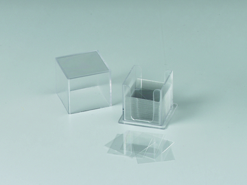 Das Bild zeigt einen transparenten Behälter mit mehreren Glasscheiben und einem weiteren, transparenten Deckel. Die Scheiben sind in dem Behälter gestapelt und eignen sich für experimentelle Zwecke im Bildungsbereich.