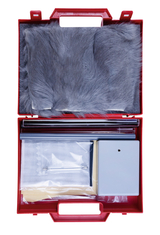 Das Bild zeigt einen roten Koffer, der verschiedene Experimentiermaterialien enthält. Dazu gehören ein graues Fellstück, Röhren, ein Netz, eine kleine Box und weitere Utensilien, die für Bildungszwecke im Experimentierbereich verwendet werden können.