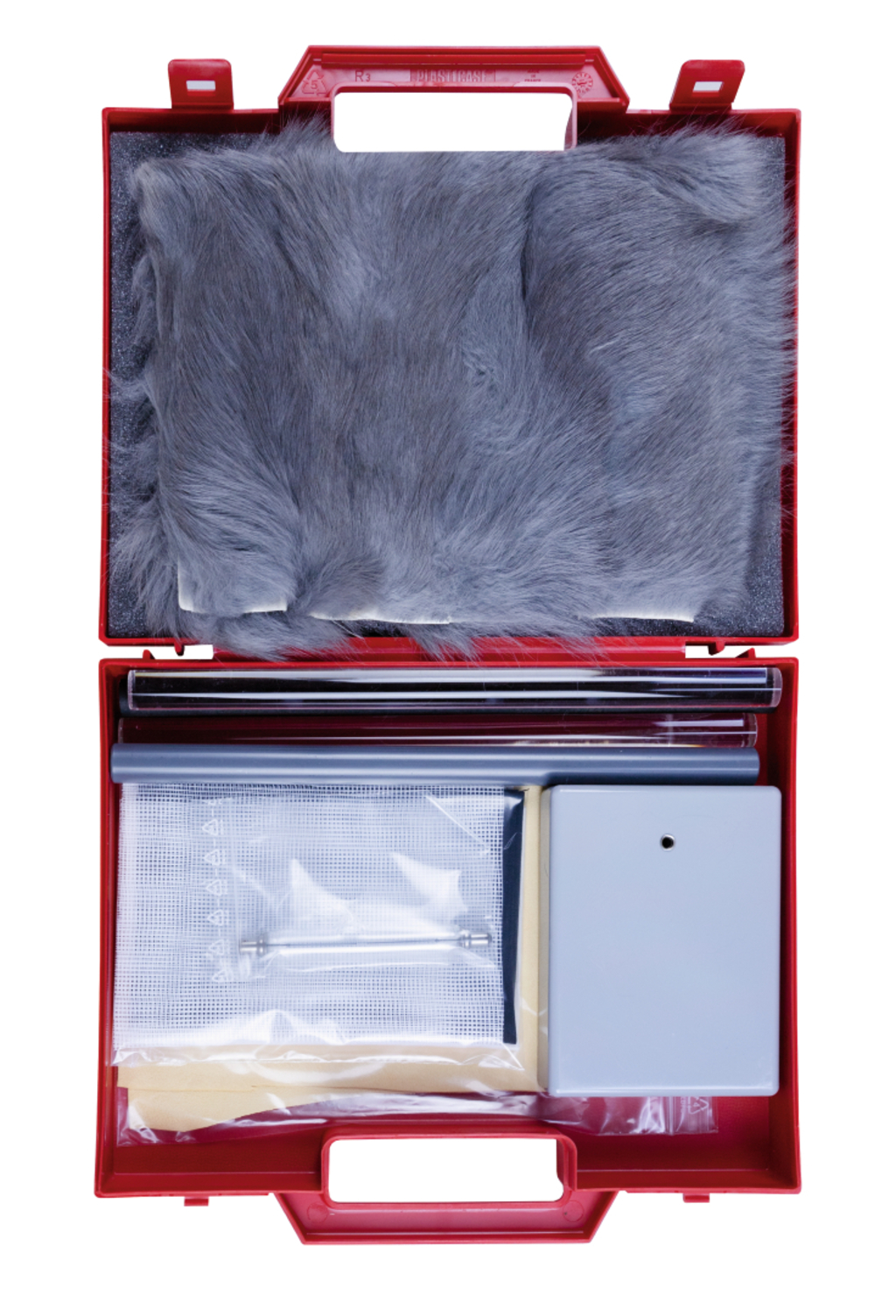 Das Bild zeigt einen roten Koffer, der verschiedene Experimentiermaterialien enthält. Dazu gehören ein graues Fellstück, Röhren, ein Netz, eine kleine Box und weitere Utensilien, die für Bildungszwecke im Experimentierbereich verwendet werden können.