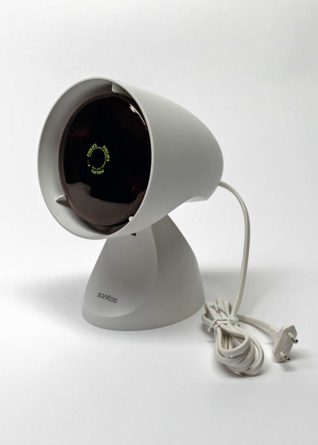 Das Bild zeigt eine weiße, modern gestaltete Lampe mit einer runden, dunklen Oberfläche, die auf einem stabilen Fuß steht. Das Kabel ist sichtbar und scheint für den elektrischen Betrieb vorgesehen zu sein.