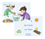 Auf dem Bild sind zwei Kinder, die frisches Obst untersuchen, während sie verschiedene Früchte in eine Wasserschüssel halten. Im Hintergrund gibt es eine Illustration mit Texten zu Früchten und einem Stein, die zum Experimentieren anregen.