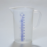 Das Bild zeigt einen transparenten Messbecher mit einem Fassungsvermögen von 1000 ml. Er ist mit einer blauen Graduierung zur genauen Messung von Flüssigkeiten ausgestattet.