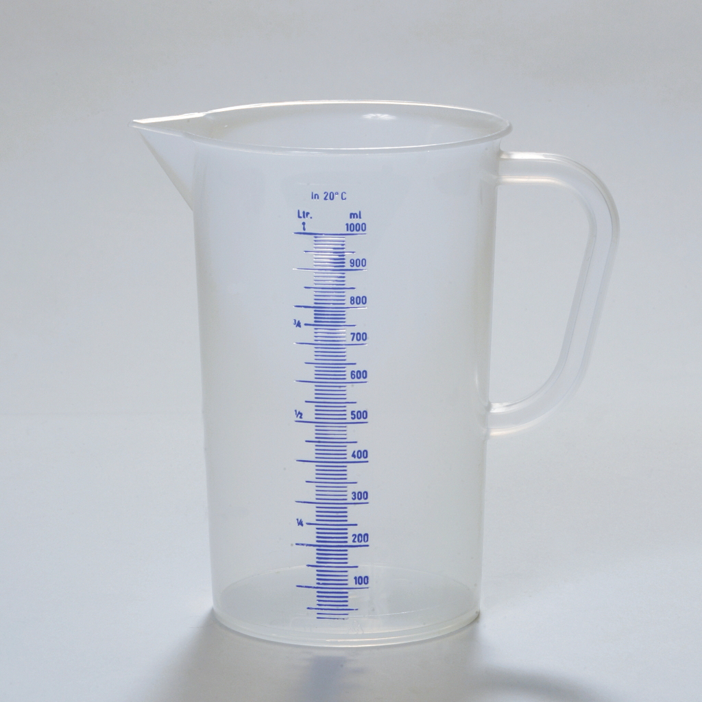 Das Bild zeigt einen transparenten Messbecher mit einem Fassungsvermögen von 1000 ml. Er ist mit einer blauen Graduierung zur genauen Messung von Flüssigkeiten ausgestattet.