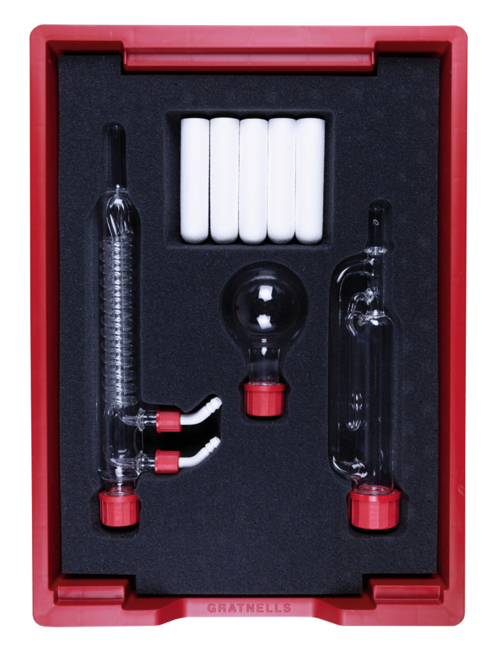 Das Bild zeigt ein Set von Laborgeräten, das in einer roten Kunststoffbox mit Schaumstoffeinlage präsentiert wird. Enthalten sind verschiedenen Glaswaren, darunter Reagenzgläser und eine Kugel, die für Experimentierzwecke im Bildungswesen gedacht sind.