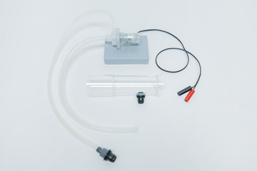Das Bild zeigt ein Set für wissenschaftliche Experimente, bestehend aus einer transparenten Röhre, einem kleinen Motor und mehreren Schläuchen. Diese Komponenten sind dazu geeignet, Flüssigkeitsbewegungen und grundlegende physikalische Prinzipien zu demonstrieren.