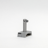 Das Bild zeigt einen grauen Stativhalter aus Metall, der für Experimente im Bildungsbereich verwendet wird. Der Halter hat einen stabilen Standfuß und eine aufrechte Stange mit einer seitlichen Schraube zur Befestigung von Zubehör.