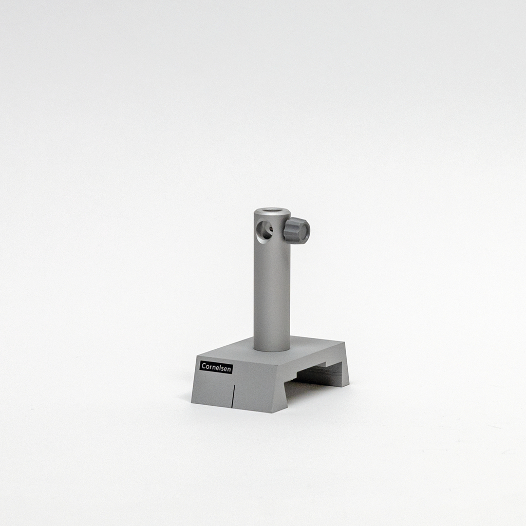 Das Bild zeigt einen grauen Stativhalter aus Metall, der für Experimente im Bildungsbereich verwendet wird. Der Halter hat einen stabilen Standfuß und eine aufrechte Stange mit einer seitlichen Schraube zur Befestigung von Zubehör.