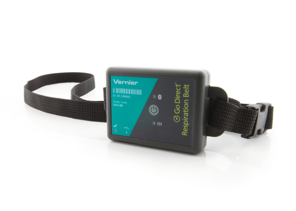Das Bild zeigt einen Vernier Go Direct Respiration Belt, ein Gerät zur Messung der Atemfrequenz. Es verfügt über eine benutzerfreundliche Oberfläche mit Tasten und einer Halterung für einen sicheren Sitz am Körper.